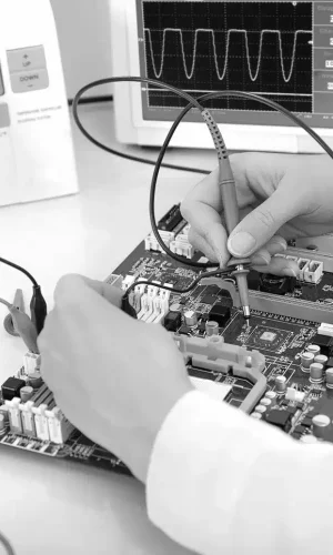 Profesional trabajando con placas base de aparatos eléctricos